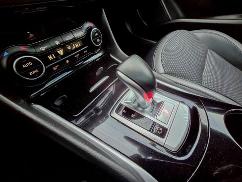 Used 2019 INFINITI QX30 image 27