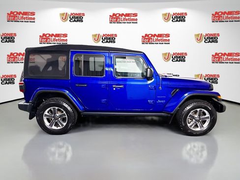 Used 2018 Jeep Wrangler Unlimited Sahara w/ Dual Top Group AWD/4WD image 17