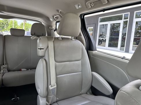 Used 2020 Toyota Sienna XLE w/ XLE Navigation Package FWD image 19