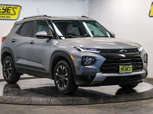 Used 2023 Chevrolet TrailBlazer LT w/ LPO, Blackout Package FWD image 5