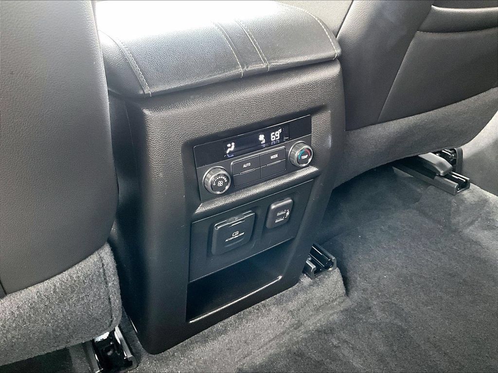Used 2023 Chevrolet Traverse LT w/ LT Premium Package AWD/4WD image 12