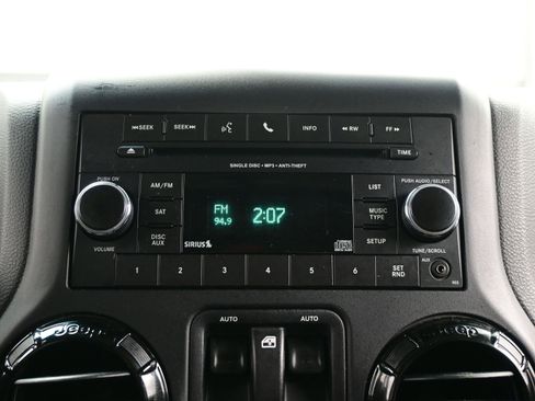 Used 2017 Jeep Wrangler Sahara image 16