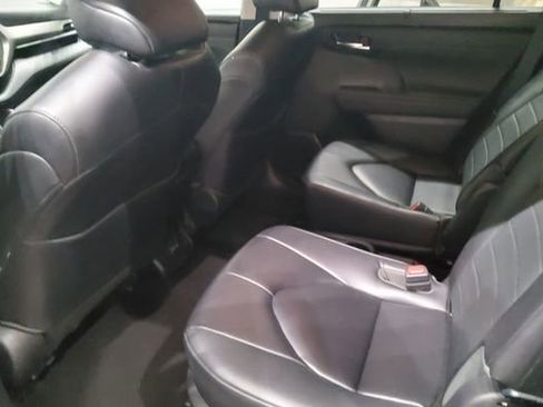 Used 2023 Toyota Highlander XLE FWD image 12