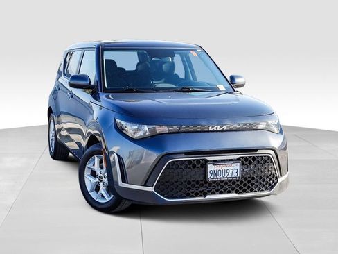 Used 2025 Kia Soul LX w/ LX Technology Package FWD image 2