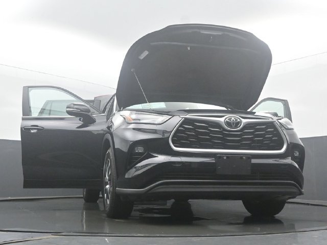 Used 2023 Toyota Highlander XLE AWD/4WD image 60