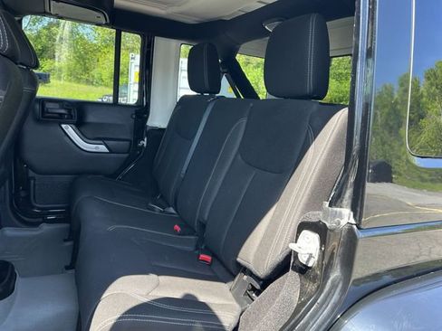 Used 2016 Jeep Wrangler Unlimited Sahara w/ Connectivity Group AWD/4WD image 25