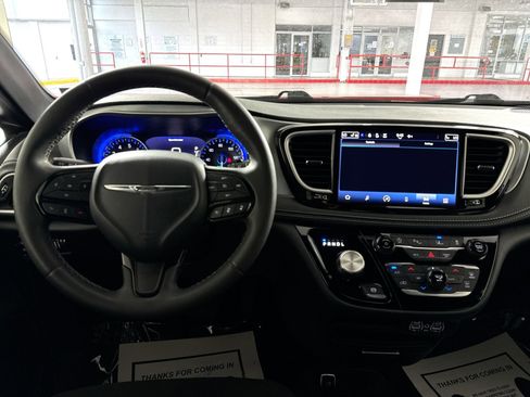 Used 2023 Chrysler Pacifica Touring FWD image 16