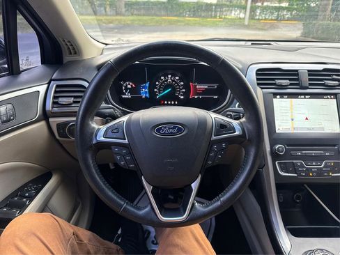 Used 2017 Ford Fusion SE w/ Fusion SE Technology Package image 17