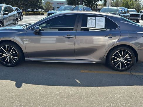 Used 2021 Toyota Camry SE image 4