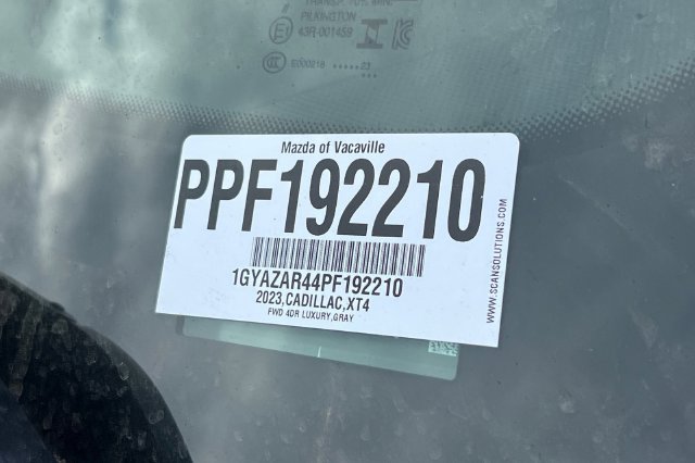 Used 2023 Cadillac XT4 Luxury w/ Cold Weather Package FWD image 3