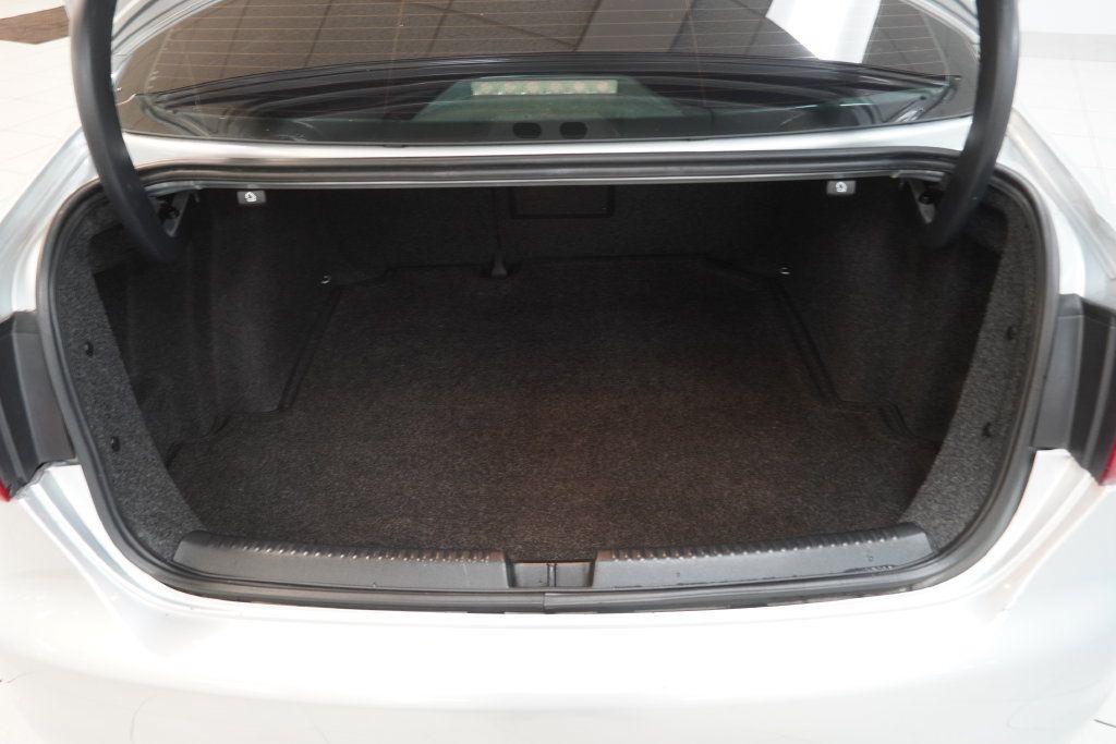 Used 2013 Volkswagen Jetta SE FWD image 12