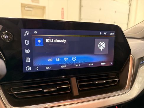 Used 2025 Chevrolet Trax LT FWD image 19