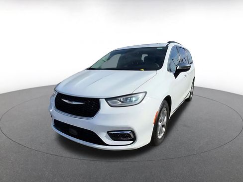 Used 2023 Chrysler Pacifica Limited image 7