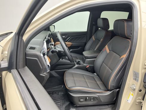 Used 2024 GMC Canyon AT4 w/ Technology Package image 9