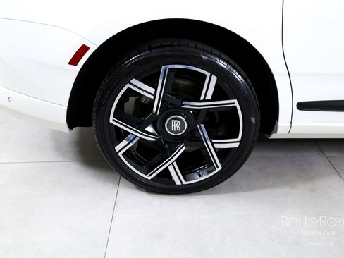 Used 2025 Rolls-Royce Cullinan Black Badge image 40