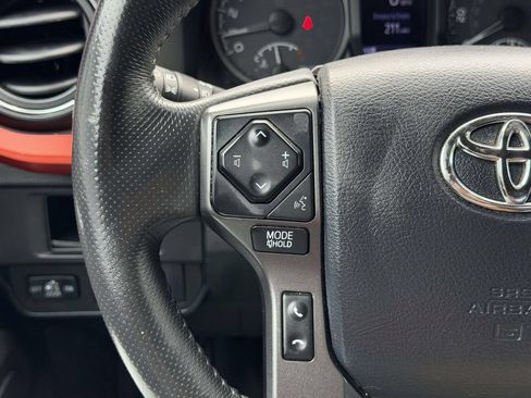 Used 2017 Toyota Tacoma TRD Sport w/ Tow Package (A/T) AWD/4WD image 9