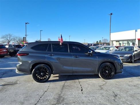 Used 2024 Toyota Highlander XSE image 2