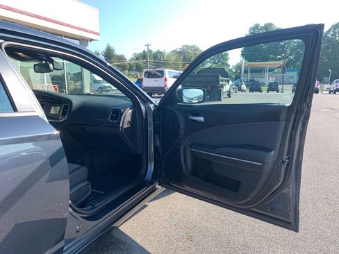 Used 2016 Dodge Charger SE image 19