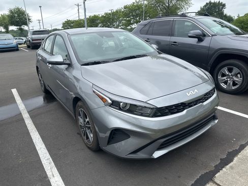 Used 2022 Kia Forte LXS w/ LXS Technology Package FWD image 2