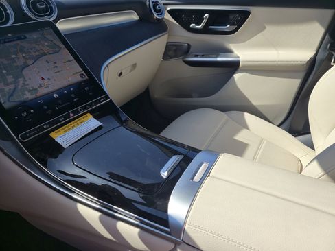 Used 2025 Mercedes-Benz GLC 300 4MATIC image 23