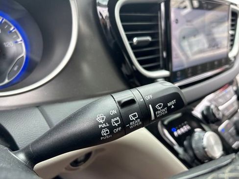 Used 2023 Chrysler Pacifica Touring-L FWD image 25