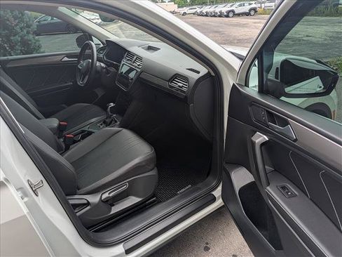 Certified 2023 Volkswagen Tiguan SE w/ Panoramic Sunroof Package FWD image 11