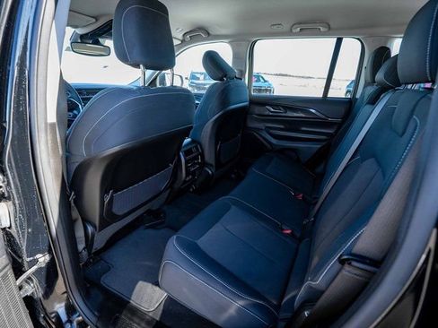 Used 2023 Jeep Grand Cherokee Laredo image 18