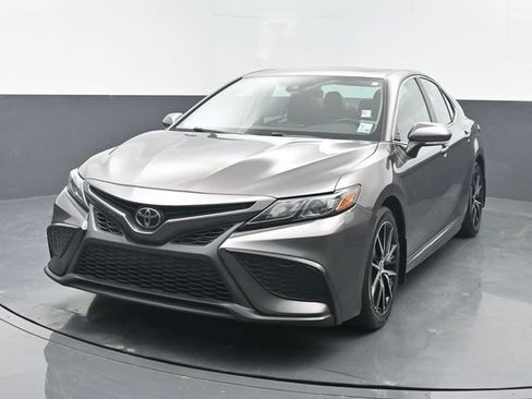 Used 2022 Toyota Camry SE image 3