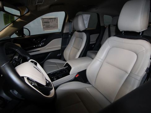 Used 2025 Lincoln Corsair AWD image 4