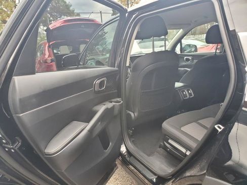 Used 2023 Kia Sorento LX image 7