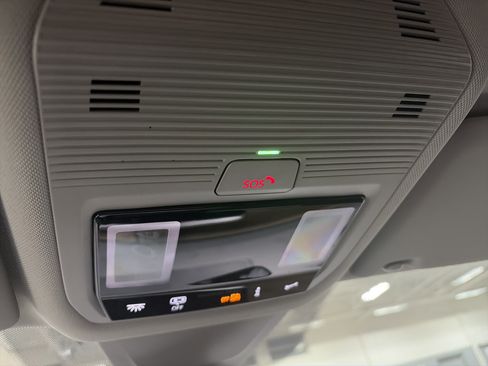 Certified 2025 Volkswagen Atlas SE image 20