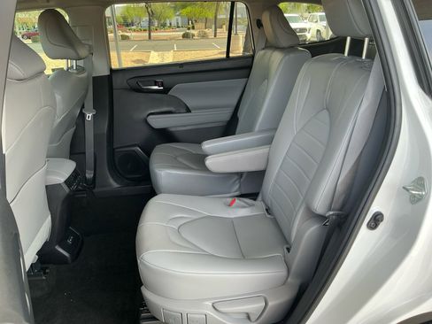 Used 2023 Toyota Highlander XLE FWD image 17