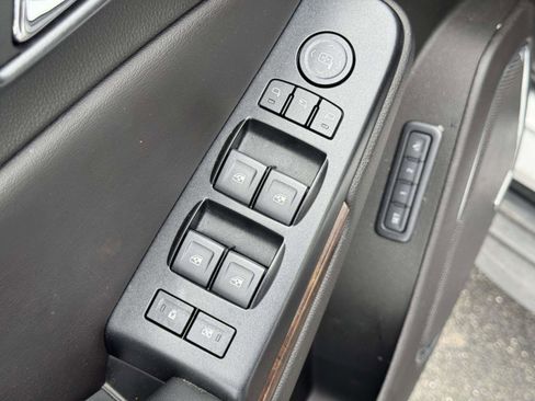 Used 2018 Chevrolet Suburban LT w/ Luxury Package AWD/4WD image 15