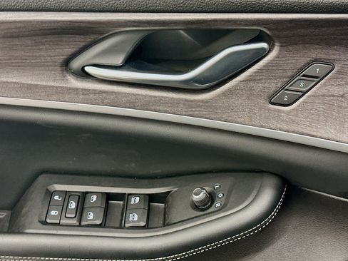 Used 2023 Jeep Grand Cherokee L Limited w/ Luxury Tech Group II image 15