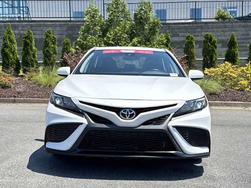 Used 2021 Toyota Camry SE FWD image 3