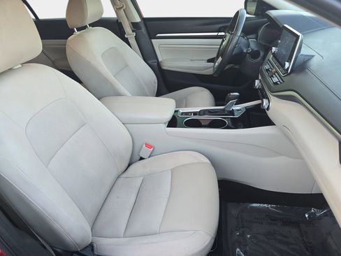 Certified 2022 Nissan Altima 2.5 SV w/ SV Premium Package AWD/4WD image 10