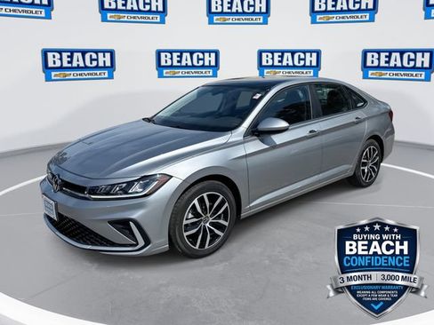 Used 2025 Volkswagen Jetta SE FWD image 1