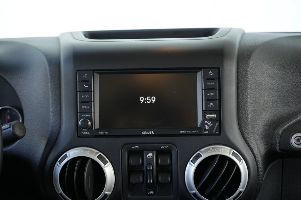 Used 2015 Jeep Wrangler Unlimited Sahara w/ Connectivity Group AWD/4WD image 37