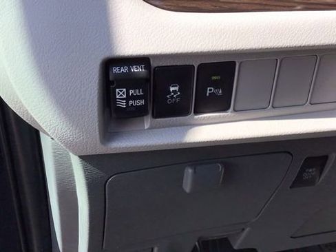 Used 2020 Toyota Sienna XLE image 22