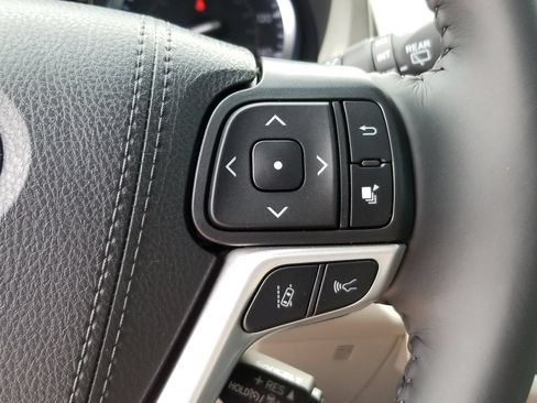 Used 2019 Toyota Highlander XLE FWD image 21