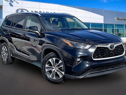 Used 2024 Toyota Highlander XLE image 11