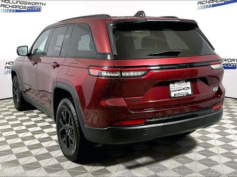 Used 2025 Jeep Grand Cherokee Altitude AWD/4WD image 8