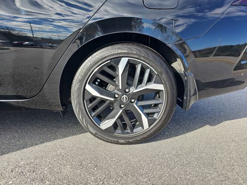 Used 2025 Nissan Versa SR w/ Trunk Package image 32