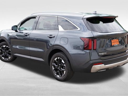 Certified 2024 Kia Sorento S w/ Panoramic Sunroof Package AWD/4WD image 7