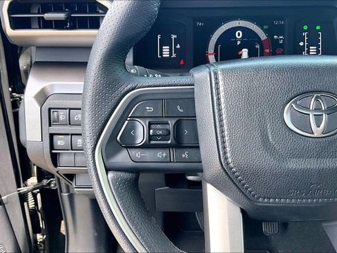 Used 2025 Toyota 4Runner SR5 AWD/4WD image 18