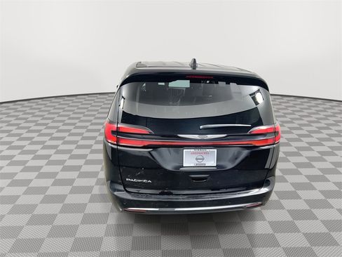 Used 2024 Chrysler Pacifica Touring-L image 7