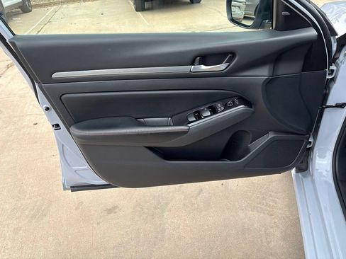 Used 2024 Nissan Altima 2.5 SR FWD image 13