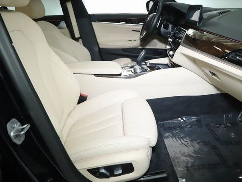 Used 2020 BMW 530i xDrive w/ Premium Package image 44