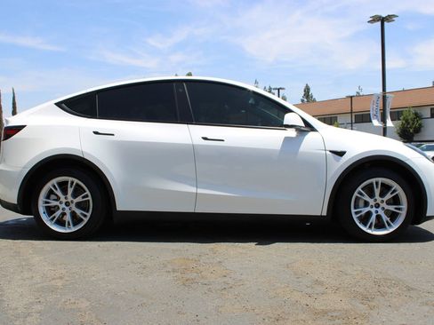 Used 2021 Tesla Model Y Long Range AWD/4WD image 28
