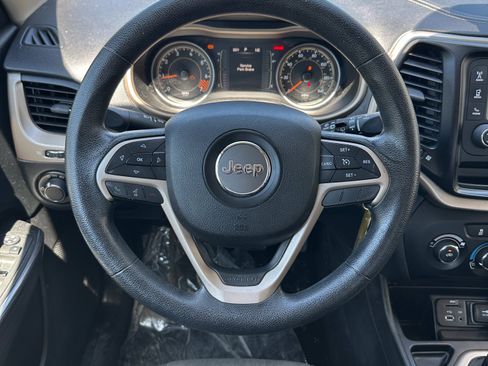 Used 2015 Jeep Cherokee Sport FWD image 15